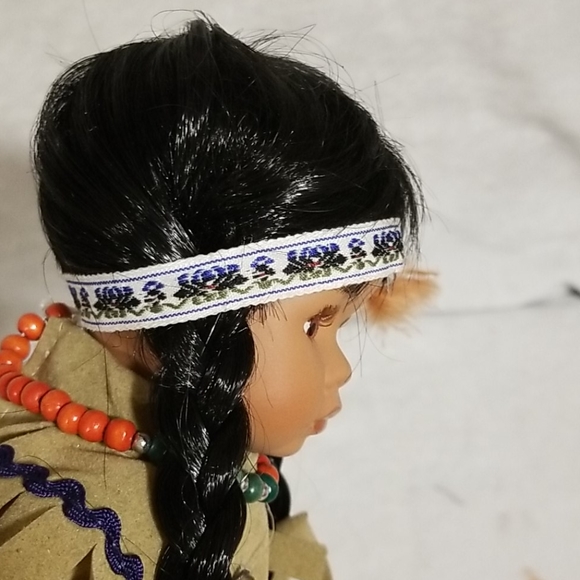 Goldenvale Native American Doll "Aileen" - Picture 9 of 12